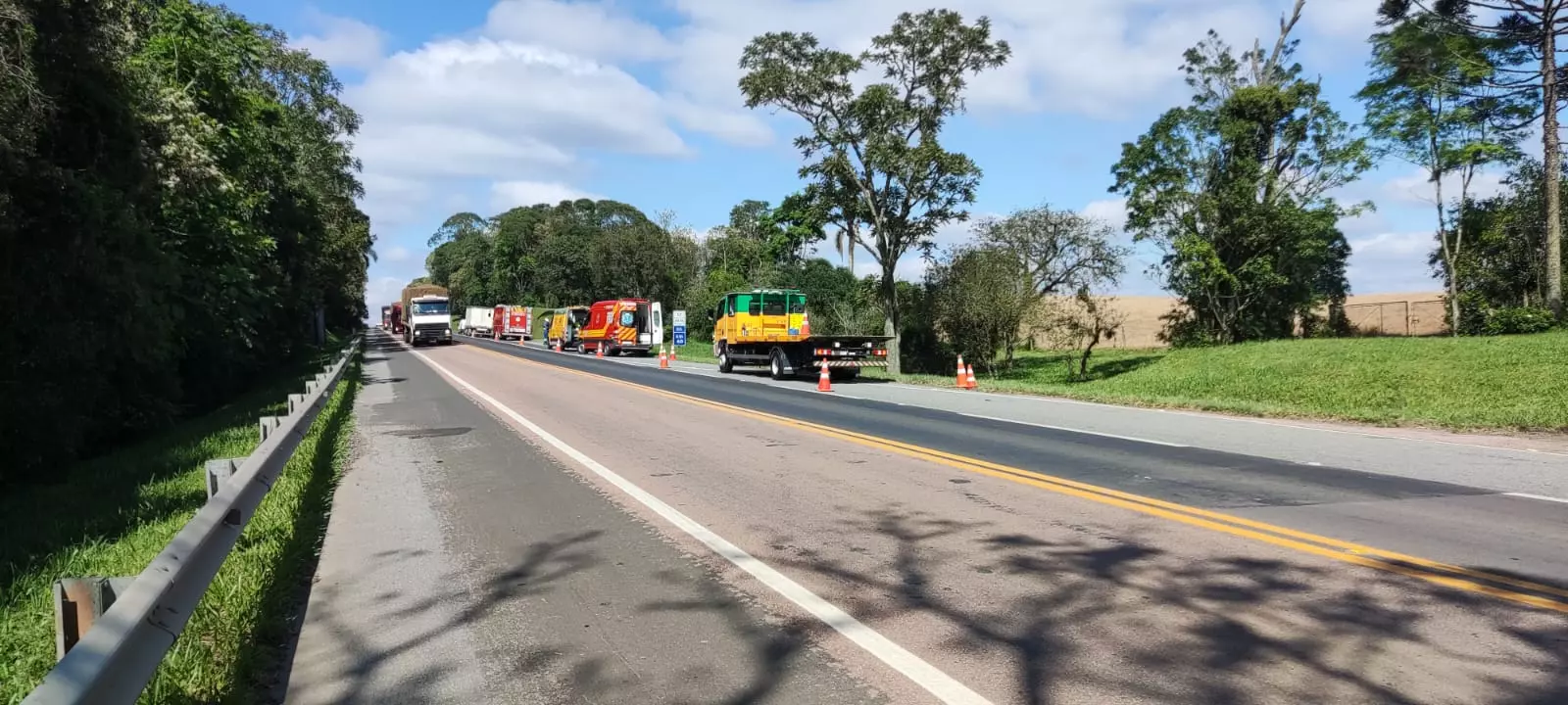 Motociclista fica ferido após colisão entre caminhão e moto